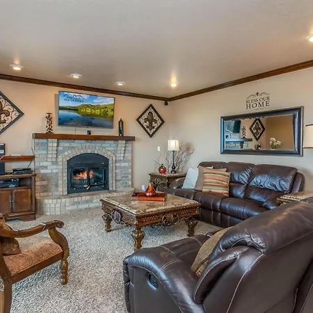 Villa Wasatch Retreat In Draper With Mtn Views Theater And Hot Tub